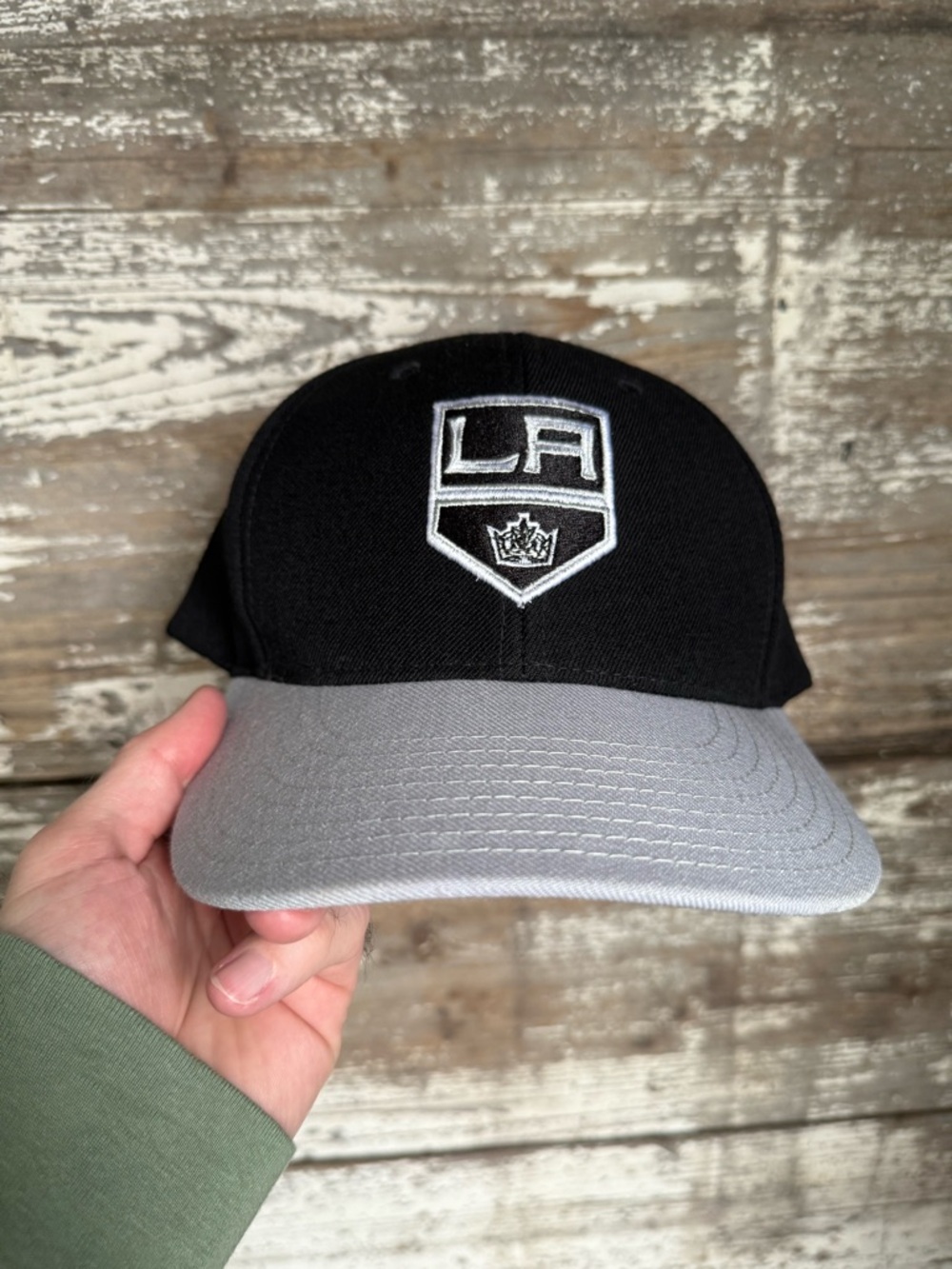 Los Angeles Kings black & grey snapback hat worn like 2 times. Good condition.